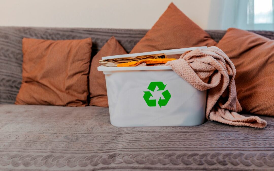 Reciclar y reutilizar tu ropa vieja.