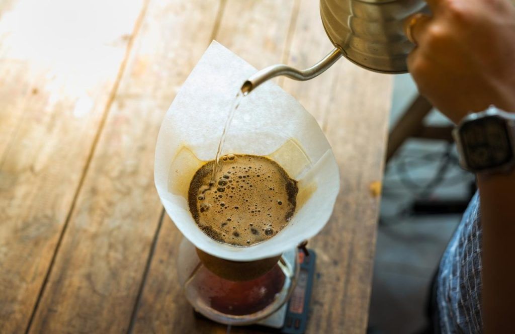 La técnica de cafetera de goteo para el café ecológico