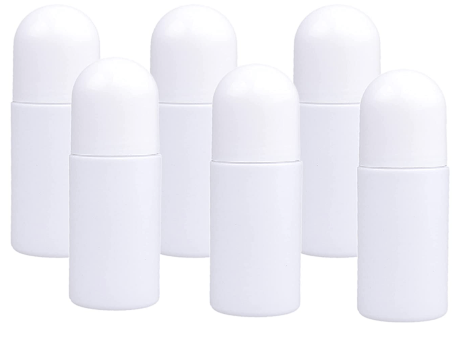 desodorante recargable de plástico entre otros utensilios de baño sostenibles