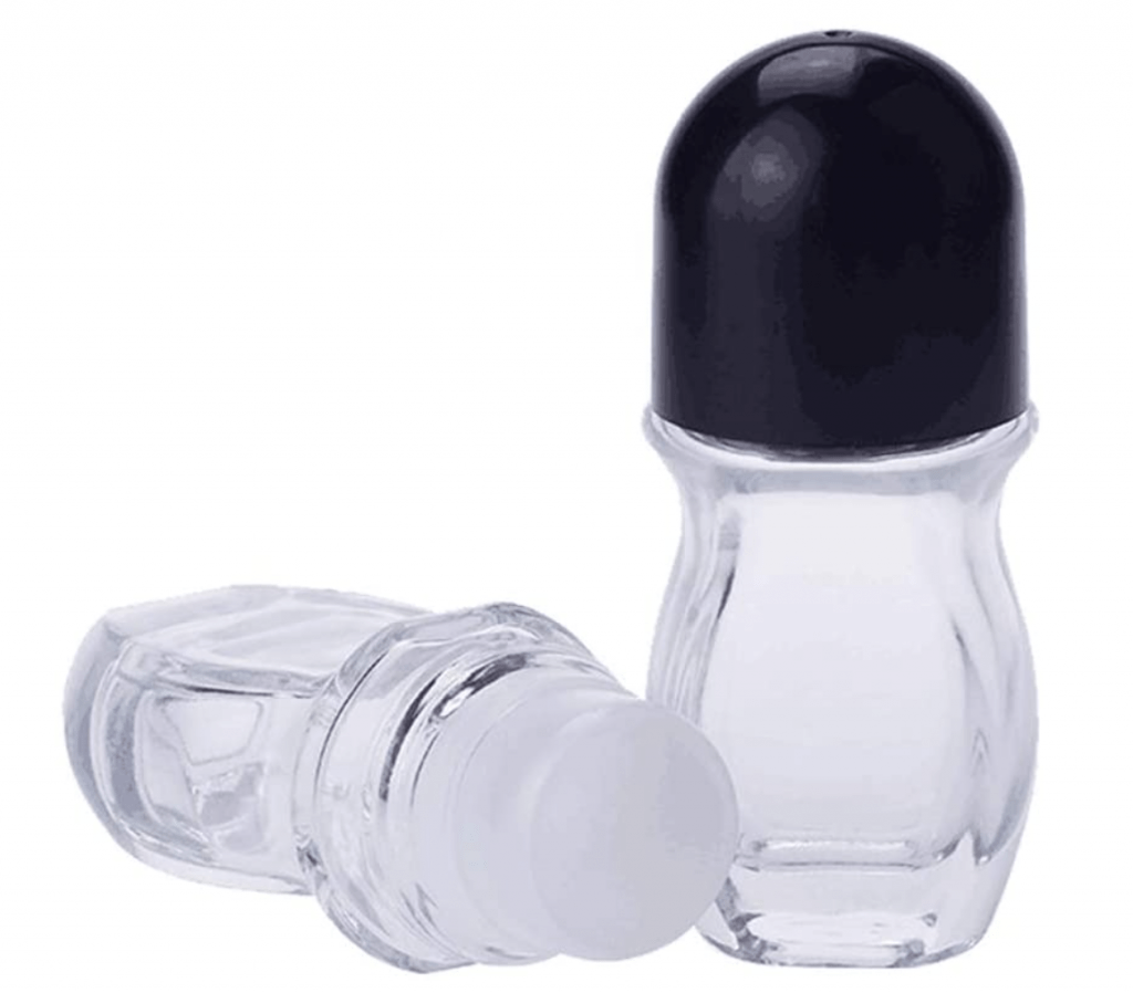 desodorante recargable de cristal entre otros utensilios de baño sostenibles