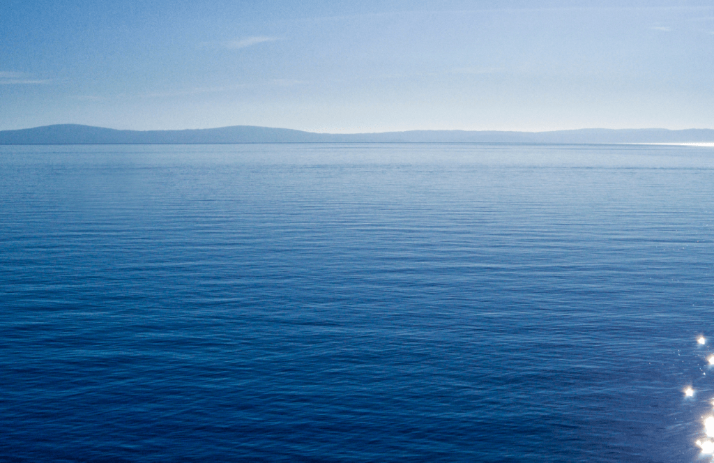 El horizonte de los océanos azules.