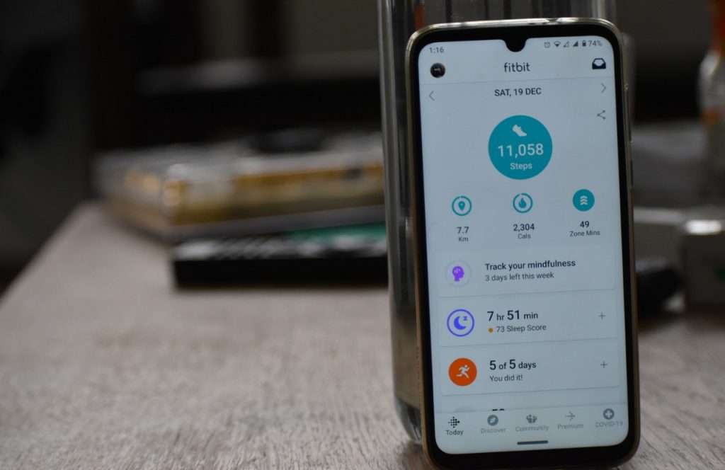 Monitorizar el sueño con Fitbit y la app de Fitbit en el móvil.